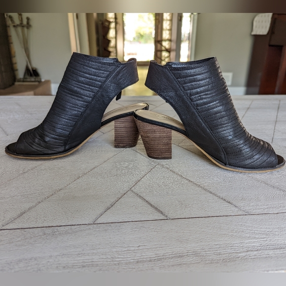 Bella-Vita Kalista Leather Peeptoe Zippered Boots - Picture 7 of 9